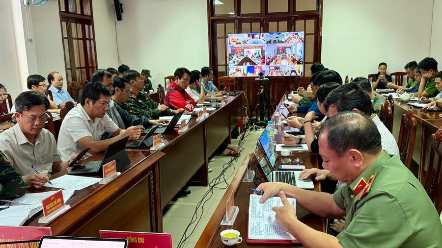 Bão số 13 Kalmaegi: Phó Thủ tướng Trần Hồng Hà đang họp trực tuyến thì xảy ra sự cố mất điện- Ảnh 1. Bão số 13 Kalmaegi: Phó Thủ tướng Trần Hồng Hà đang họp trực tuyến thì xảy ra sự cố mất điện- Ảnh 1.