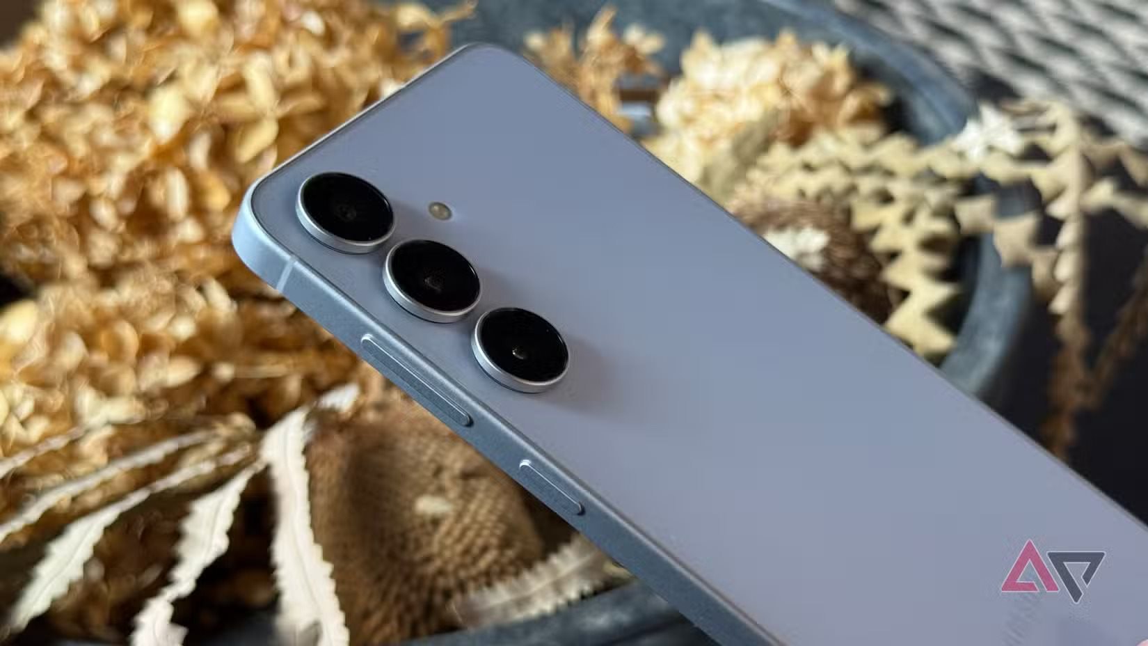 Nhà báo công nghệ: "Ai đó chê, chứ với tôi Samsung là điện thoại tinh tế nhất hiện nay chứ chẳng phải iPhone"- Ảnh 1.