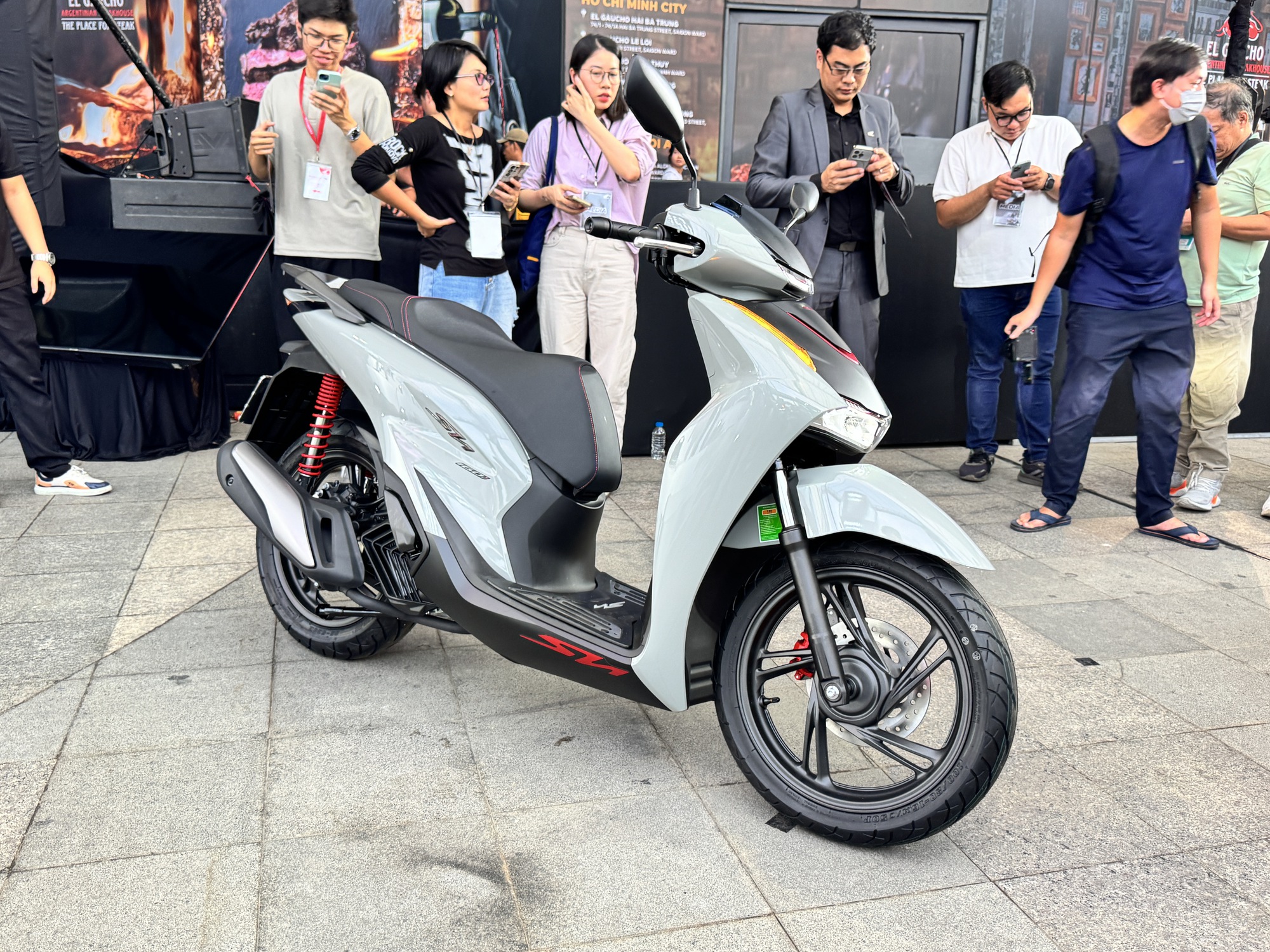 Honda Việt Nam đồng loạt ra 3 xe máy mới: Đều là xe tay ga, giá bán 40-104 triệu đồng, có mẫu cốp ‘siêu rộng’- Ảnh 1.