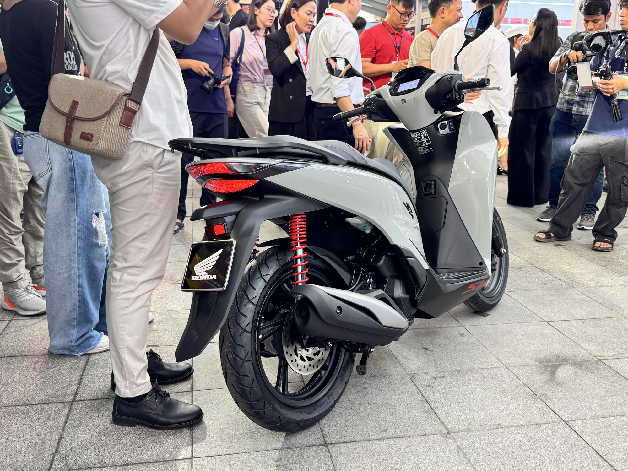 Honda Việt Nam đồng loạt ra 3 xe máy mới: Đều là xe tay ga, giá bán 40-104 triệu đồng, có mẫu cốp ‘siêu rộng’- Ảnh 3.