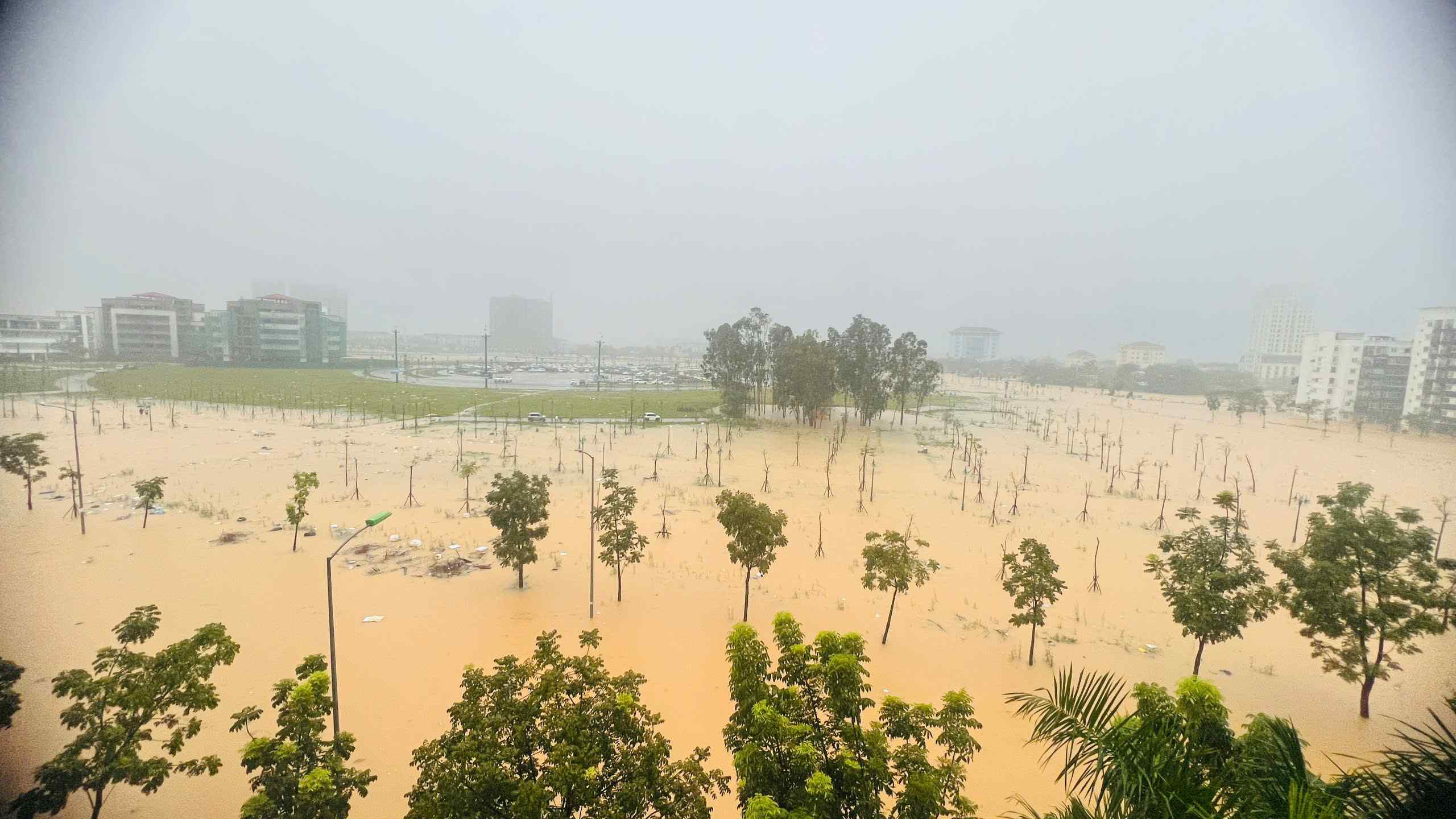 Tin bão khẩn cấp, bão số 13 "đặc biệt nguy hiểm", từ chiều nay loạt tỉnh thành có mưa rất lớn- Ảnh 2. Tin bão khẩn cấp, bão số 13 "đặc biệt nguy hiểm", từ chiều nay loạt tỉnh thành có mưa rất lớn- Ảnh 2.