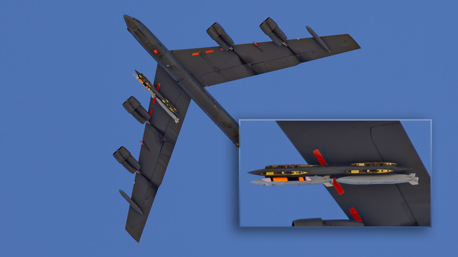 Máy bay B-52 mang ‘vũ khí ngày tận thế’ xuất hiện trên bầu trời California- Ảnh 1.