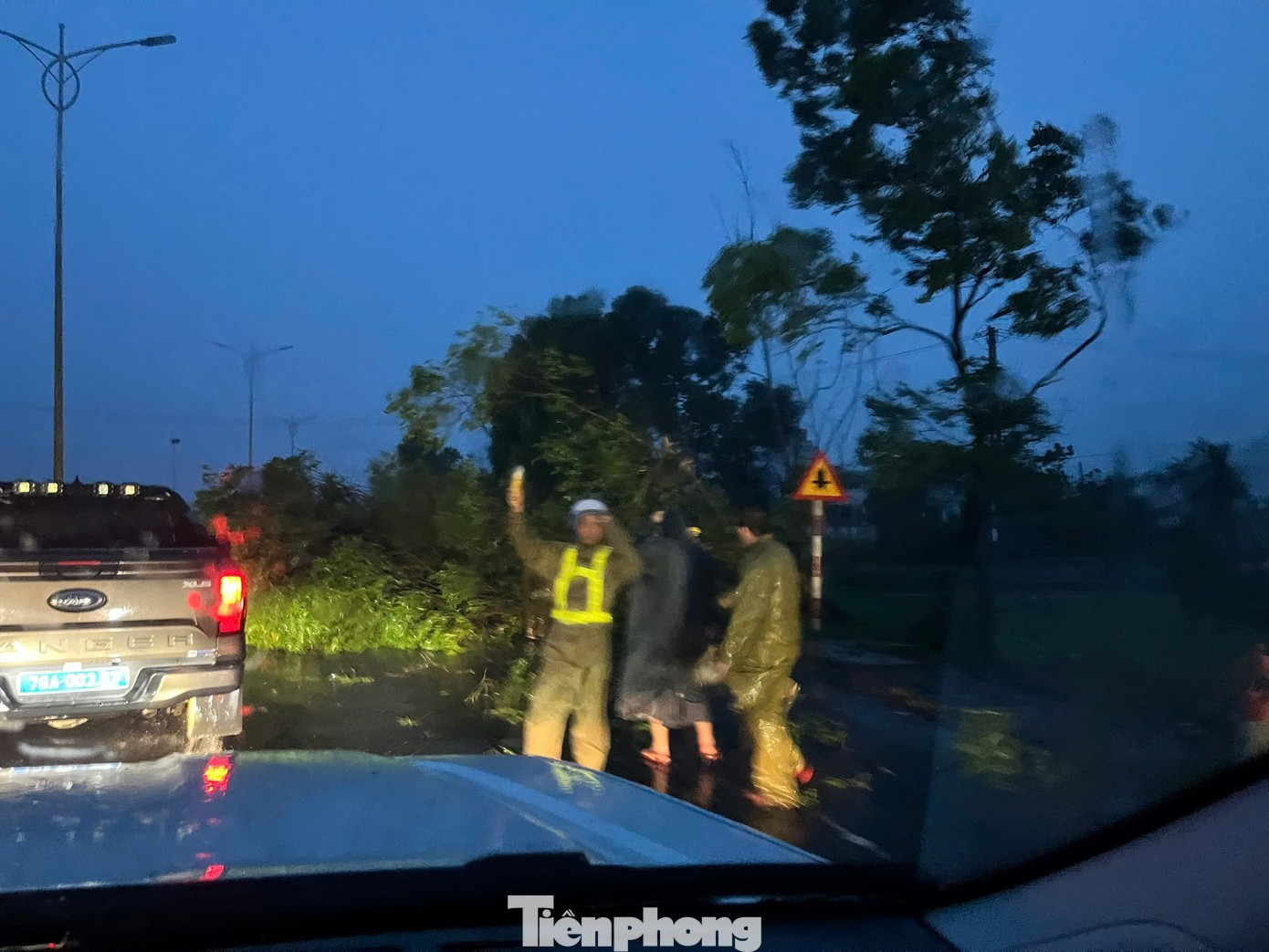 Một xã ở Đắk Lắk nguy cấp, có người tử vong, hàng trăm cuộc gọi cầu cứu trong đêm- Ảnh 1.
