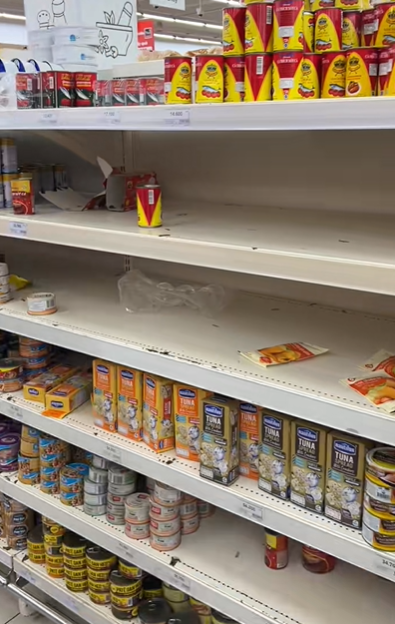 Cảnh tượng "đi mua không sót một thứ gì" trước khi bão cuồng phong Kalmaegi đổ bộ hôm nay!- Ảnh 4.