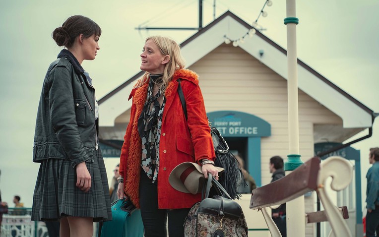 Mẹ con Maeve trong phim 