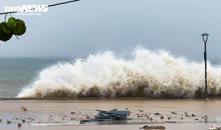 Bão số 13 giật cấp 15 đã đổ bộ vào Việt Nam, Chủ tịch tỉnh Gia Lai: "Mọi thứ vượt quá sức tưởng tượng"- Ảnh 2. Bão số 13 giật cấp 15 đã đổ bộ vào Việt Nam, Chủ tịch tỉnh Gia Lai: "Mọi thứ vượt quá sức tưởng tượng"- Ảnh 2.