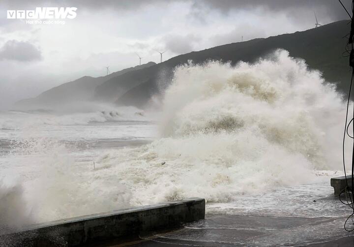 Bão số 13 giật cấp 15 đã đổ bộ vào Việt Nam, Chủ tịch tỉnh Gia Lai: "Mọi thứ vượt quá sức tưởng tượng"- Ảnh 4. Bão số 13 giật cấp 15 đã đổ bộ vào Việt Nam, Chủ tịch tỉnh Gia Lai: "Mọi thứ vượt quá sức tưởng tượng"- Ảnh 4.