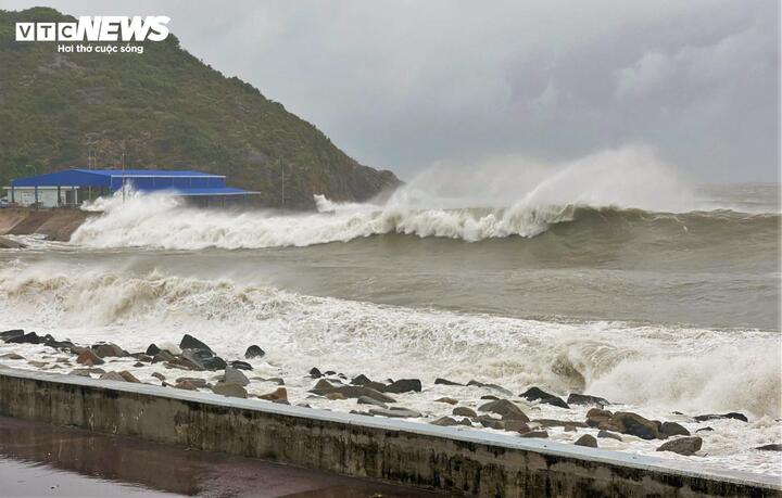 Bão số 13 giật cấp 15 đã đổ bộ vào Việt Nam, Chủ tịch tỉnh Gia Lai: "Mọi thứ vượt quá sức tưởng tượng"- Ảnh 3. Bão số 13 giật cấp 15 đã đổ bộ vào Việt Nam, Chủ tịch tỉnh Gia Lai: "Mọi thứ vượt quá sức tưởng tượng"- Ảnh 3.