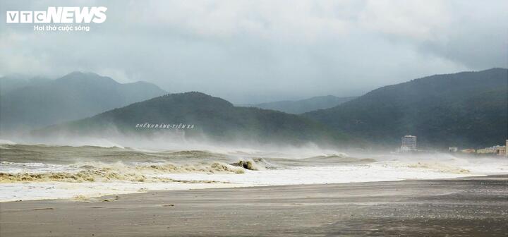 Rùng mình sóng biển gần chục mét ở Gia Lai, Đắk Lắk trước khi bão Kalmaegi đổ bộ- Ảnh 1.