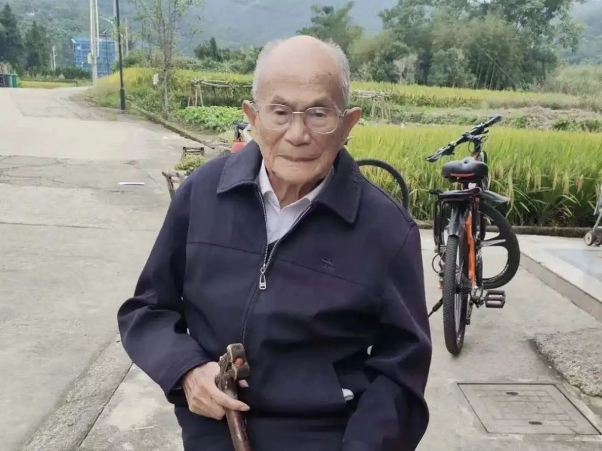 2 Thói Quen Ăn Uống “Lạ Lùng” Của Người Đàn Ông 111 Tuổi- Ảnh 1. 2 Thói Quen Ăn Uống “Lạ Lùng” Của Người Đàn Ông 111 Tuổi- Ảnh 1.