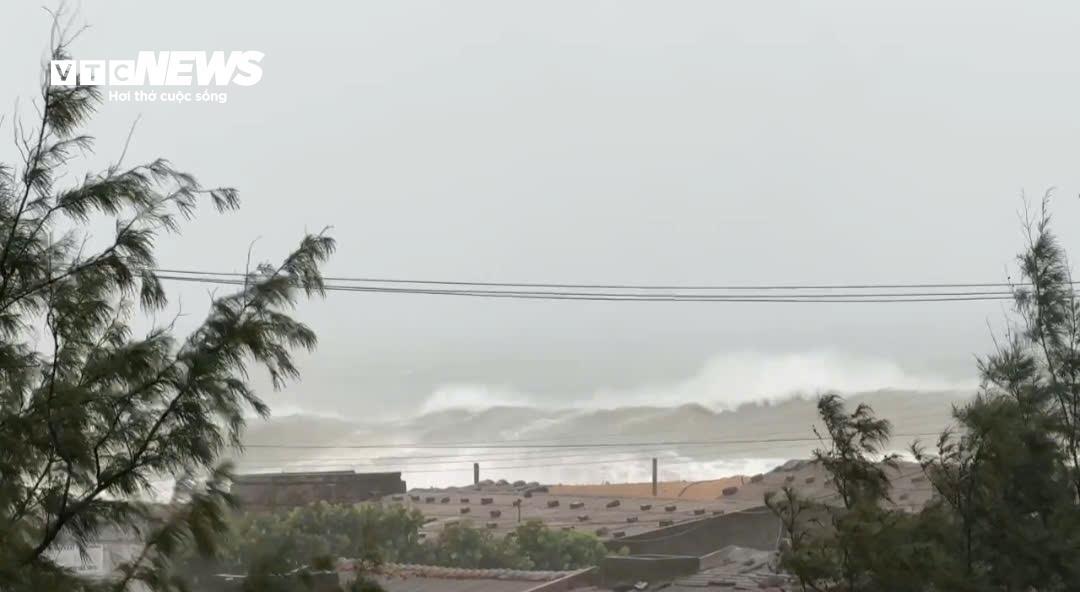 Rùng mình sóng biển gần chục mét ở Gia Lai, Đắk Lắk trước khi bão Kalmaegi đổ bộ- Ảnh 10.