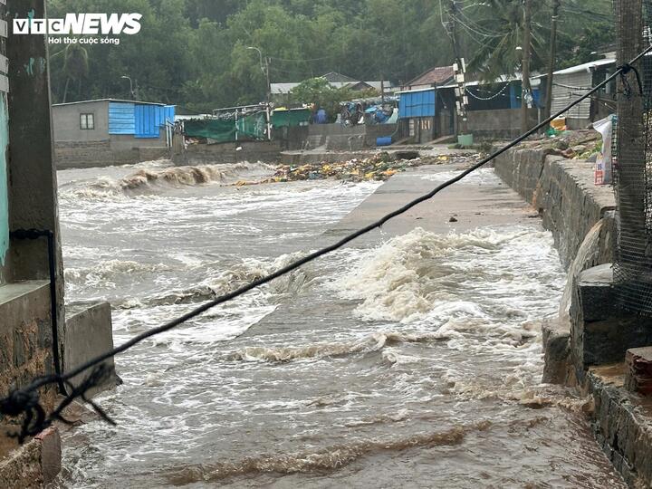 Rùng mình sóng biển gần chục mét ở Gia Lai, Đắk Lắk trước khi bão Kalmaegi đổ bộ- Ảnh 8.