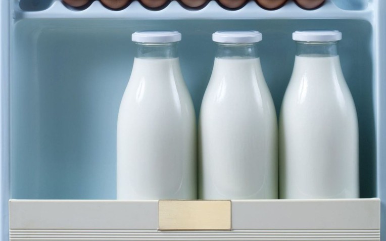 Sữa sẽ hỏng "trong chớp mắt" nếu để ở vị trí này trong tủ lạnh- Ảnh 1.
