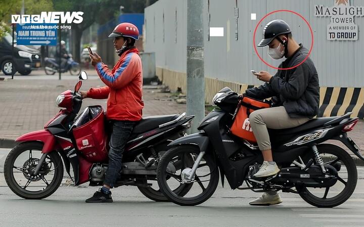 Tôi suýt bị ô tô tông chết vì người chạy xe máy đeo tai nghe- Ảnh 1.