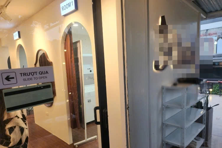 Ph&aacute;p l&yacute; vụ c&ocirc; g&aacute;i tố tiệm chụp ảnh photobooth gắn camera, ph&aacute;t t&aacute;n h&igrave;nh ảnh thay đồ- Ảnh 1.