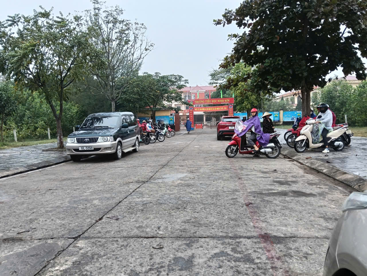 Ninh Bình: Người dân kể lại giây phút bàng hoàng khi mở chiếc túi bạt, phát hiện thai nhi xấu số- Ảnh 1.