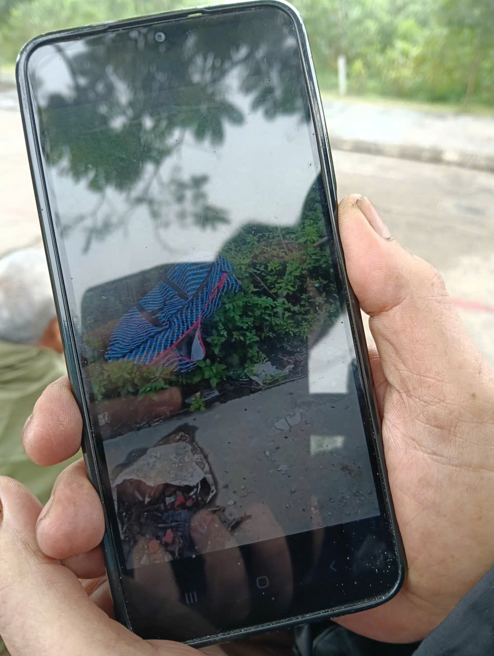 Ninh Bình: Người dân kể lại giây phút bàng hoàng khi mở chiếc túi bạt, phát hiện thai nhi xấu số- Ảnh 3.