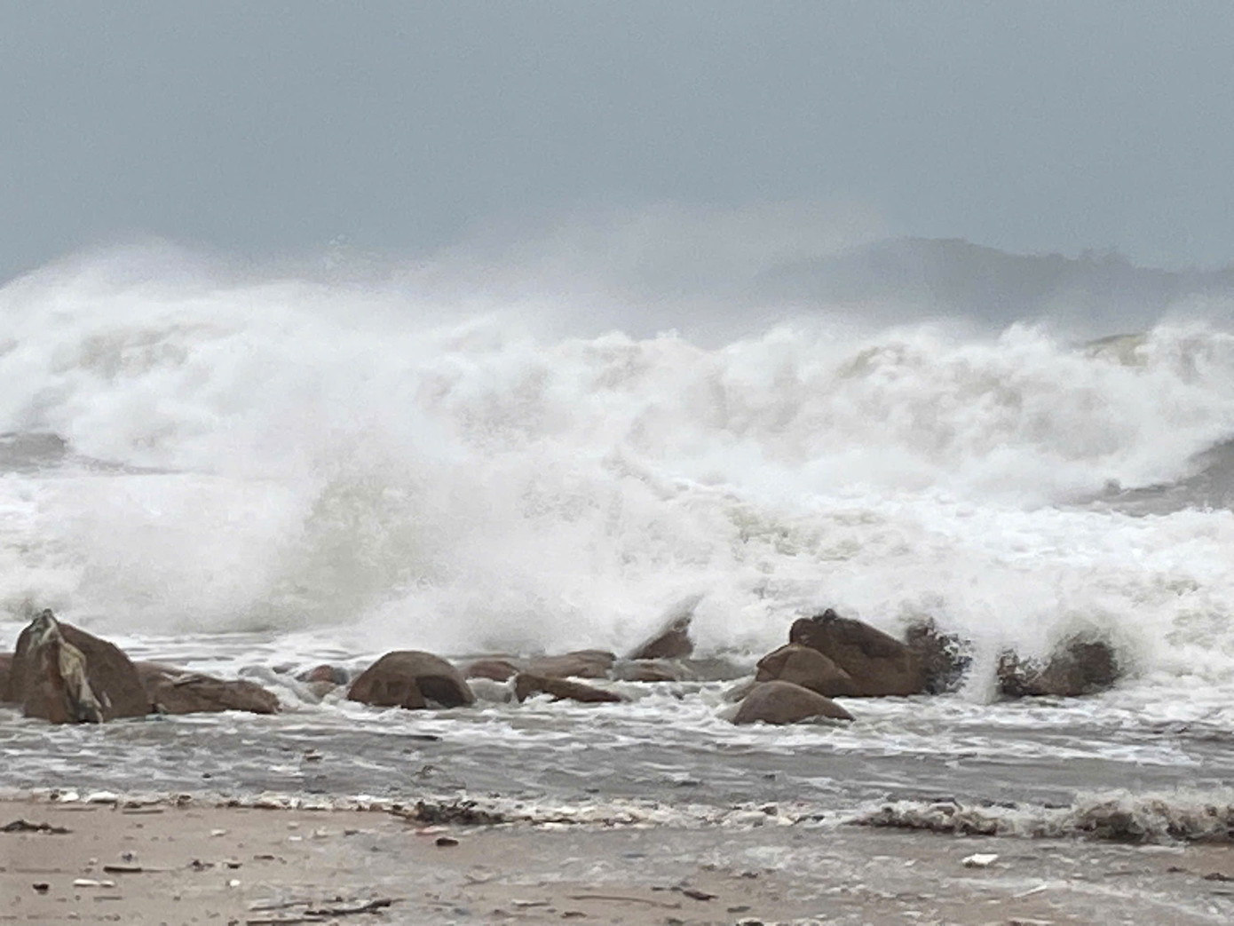 Một xã ở Đắk Lắk nguy cấp, có người tử vong, hàng trăm cuộc gọi cầu cứu trong đêm- Ảnh 2.