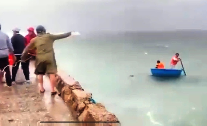 Cứu người nhảy xuống biển giữa bão số 13 Kalmaegi, cả 3 bị sóng gió cuốn trôi - Ảnh 1.