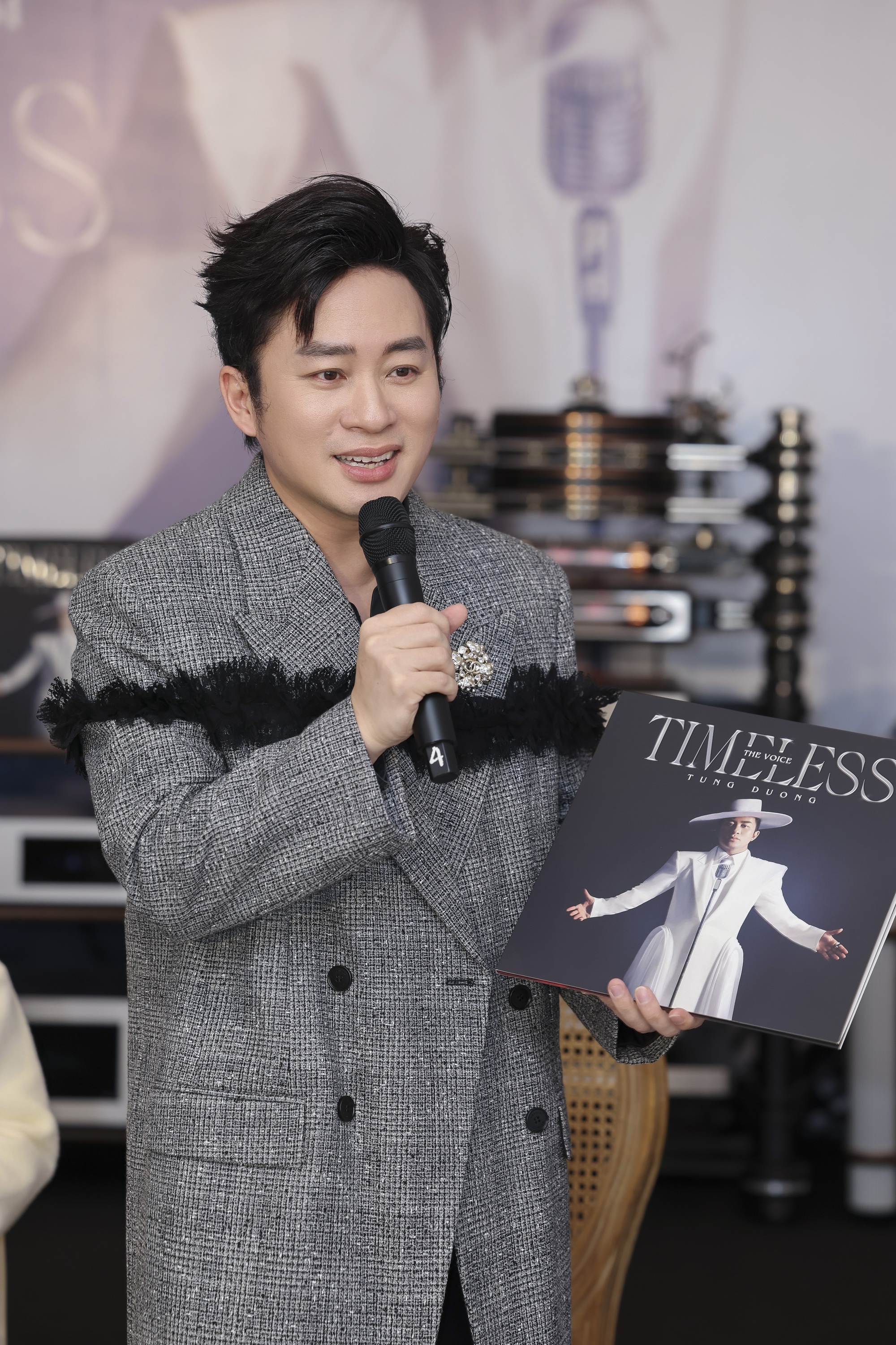 Nhạc sĩ Hồng Kiên: "Tùng Dương giãy nảy lên rồi dỗi, ngồi giậm chân, không mời chúng tôi đi ăn luôn"- Ảnh 1.