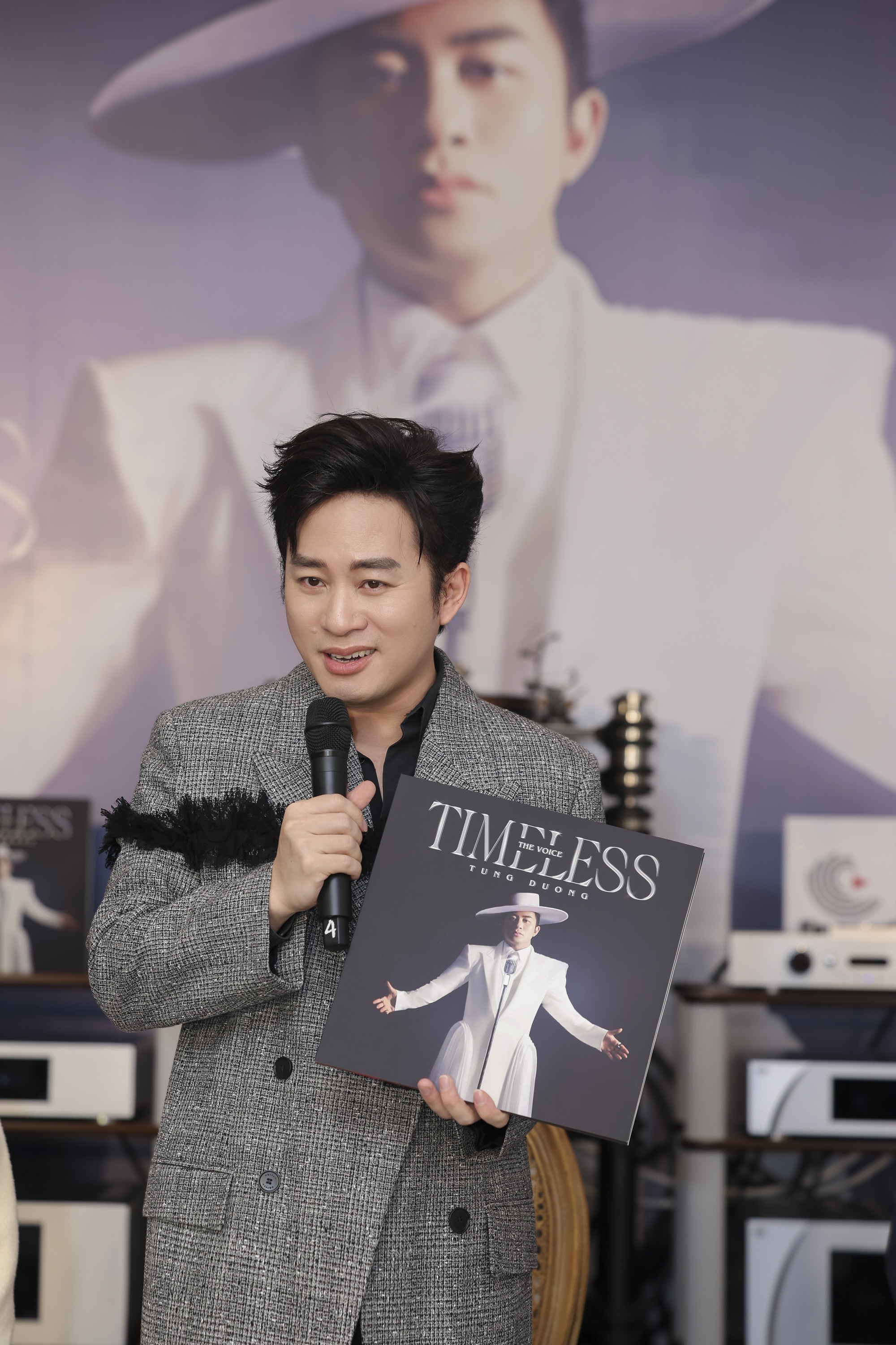 Nhạc sĩ Hồng Kiên: "Tùng Dương giãy nảy lên rồi dỗi, ngồi giậm chân, không mời chúng tôi đi ăn luôn"- Ảnh 4.