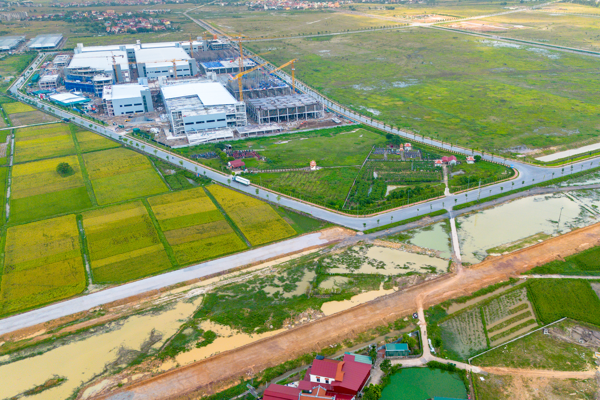 Toàn cảnh tuyến đường vành đai 85.000 tỷ ở Bắc Ninh: Nhiều đoạn đã trải nhựa, sẽ hoàn thành sau 2 tháng- Ảnh 10. Toàn cảnh tuyến đường vành đai 85.000 tỷ ở Bắc Ninh: Nhiều đoạn đã trải nhựa, sẽ hoàn thành sau 2 tháng- Ảnh 10.