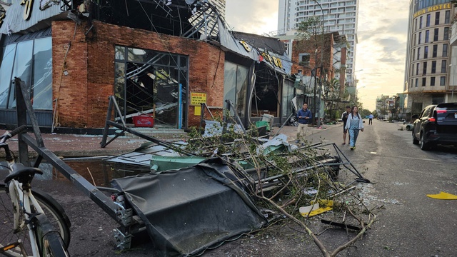 Bão số 13 Kalmaegi khiến 5 người chết, hơn 2.600 nhà bị sập, hư hỏng và tốc mái- Ảnh 1.