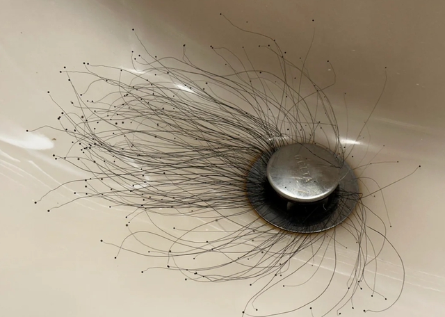 Về nhà sau 1 tuần về quê, người đàn ông sốc khi nhìn vào bồn rửa mặt- Ảnh 2.