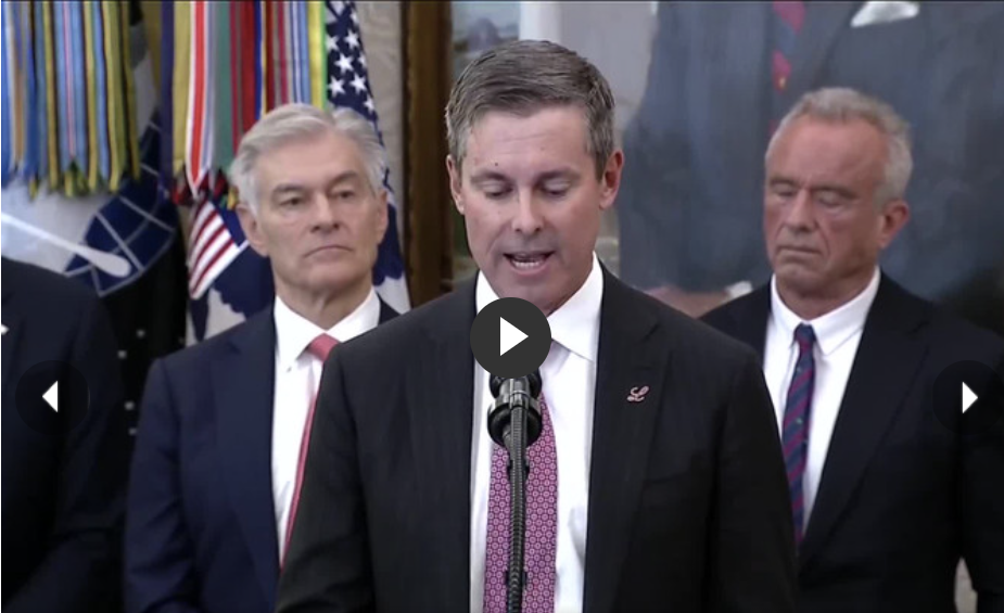 Phòng Bầu dục hỗn loạn khi đại diện hãng dược gục ngã- Ảnh 2. Phòng Bầu dục hỗn loạn khi đại diện hãng dược gục ngã- Ảnh 2.