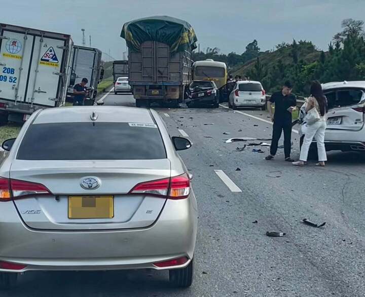 Tai nạn liên hoàn giữa 6 ô tô, cao tốc Hà Nội - Thái Nguyên ùn tắc hơn 2km- Ảnh 2.