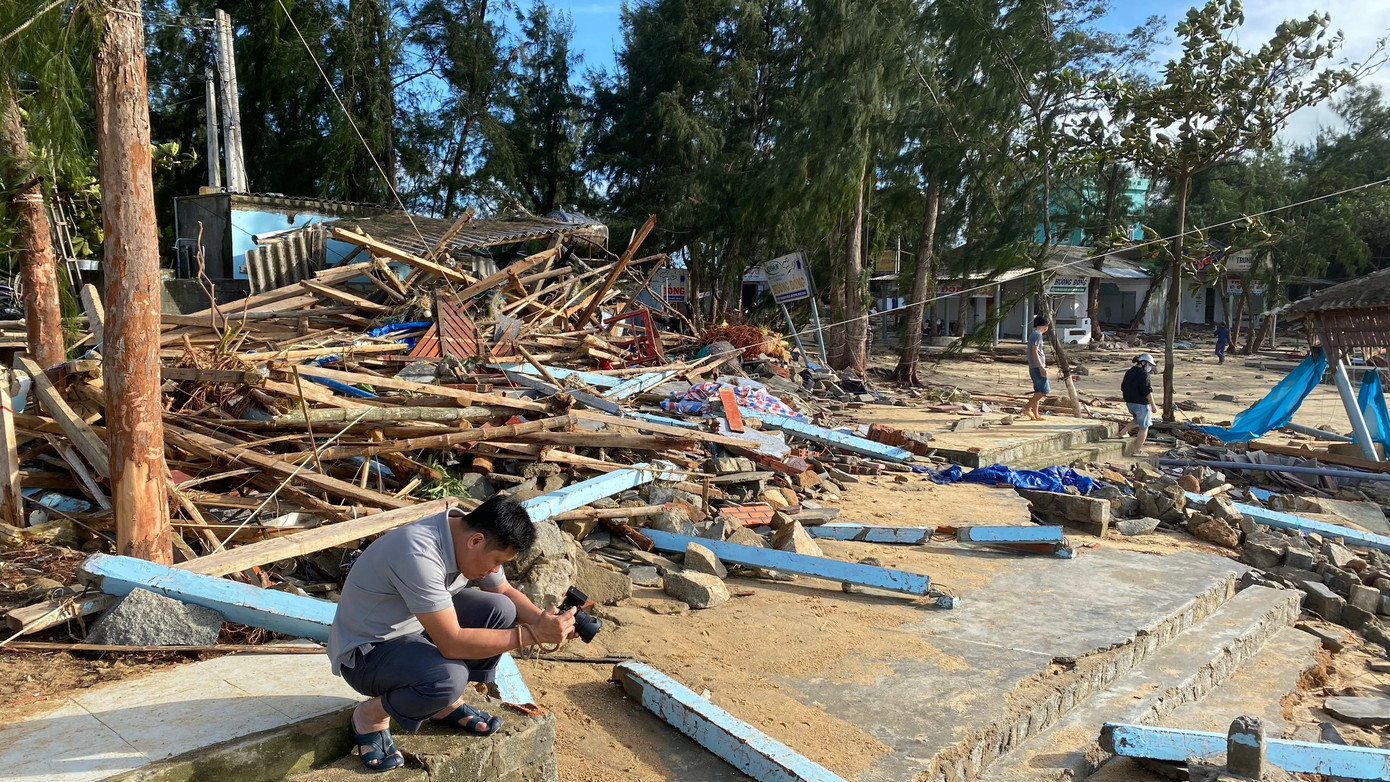 Bờ biển Quảng Ngãi tan hoang sau bão, người dân thất thần bên căn nhà chỉ còn vách tường nghiêng ngả- Ảnh 17.