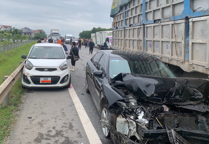 Tai nạn liên hoàn giữa 6 ô tô, cao tốc Hà Nội - Thái Nguyên ùn tắc hơn 2km- Ảnh 1.