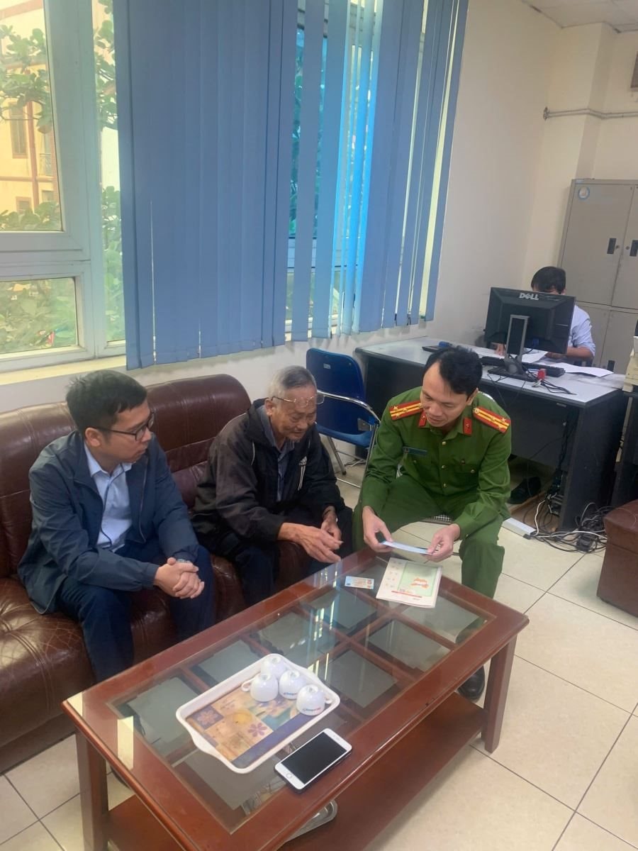 Cụ ông 70 tuổi gửi tiết kiệm 300 triệu đồng ở VietinBank, khi đến rút, nhân viên ngân hàng lập tức báo công an xã vào cuộc- Ảnh 2.