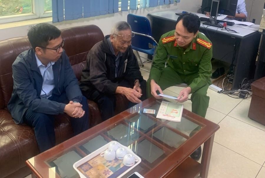 Cụ ông 70 tuổi gửi tiết kiệm 300 triệu đồng ở VietinBank, khi đến rút, nhân viên ngân hàng lập tức báo công an xã vào cuộc- Ảnh 1.