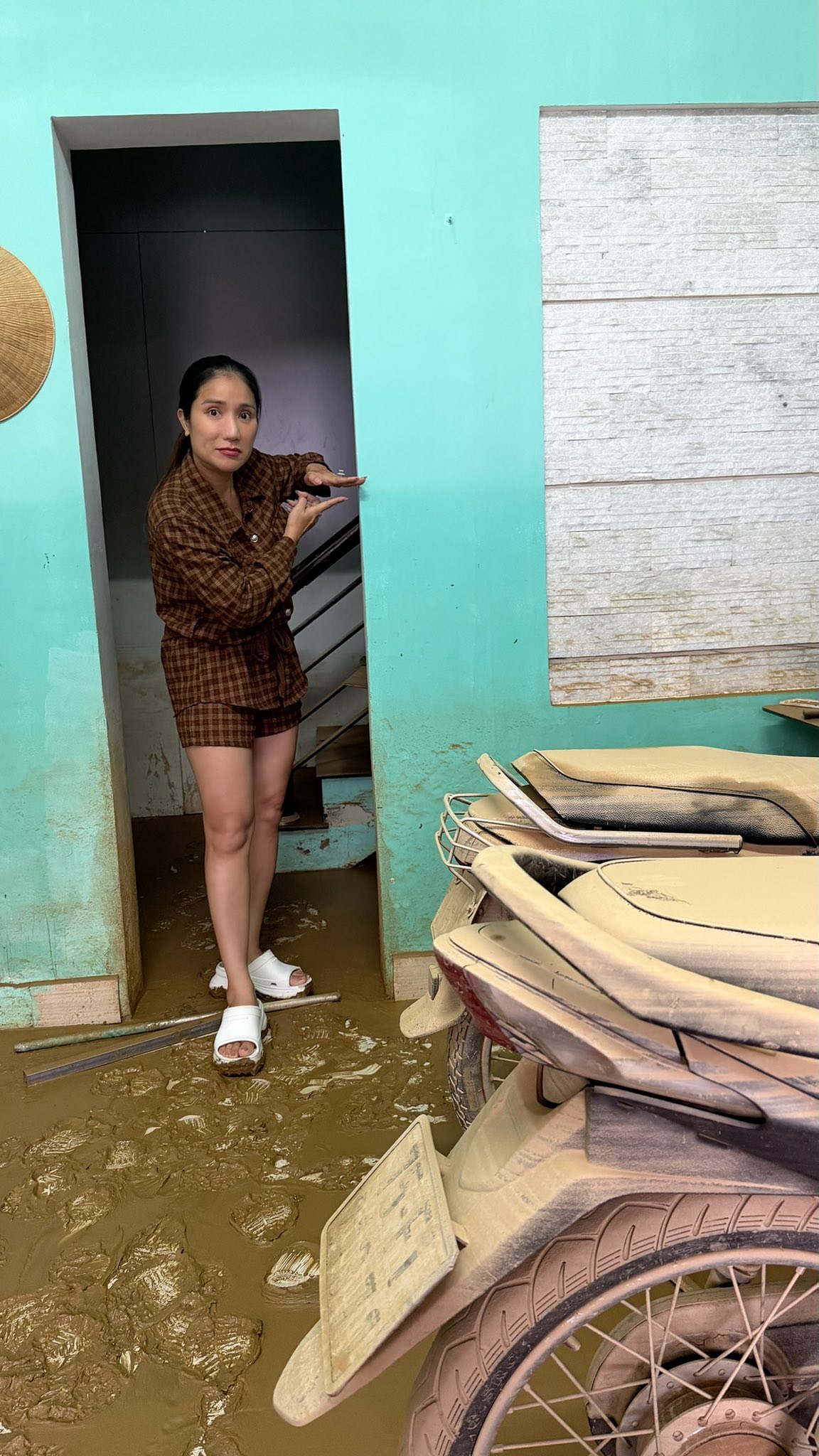 Hãi hùng cảnh tượng nhà sao Vbiz tan hoang, đầy bùn đất sau khi cơn bão 13 càn quét qua- Ảnh 3. Hãi hùng cảnh tượng nhà sao Vbiz tan hoang, đầy bùn đất sau khi cơn bão 13 càn quét qua- Ảnh 3.