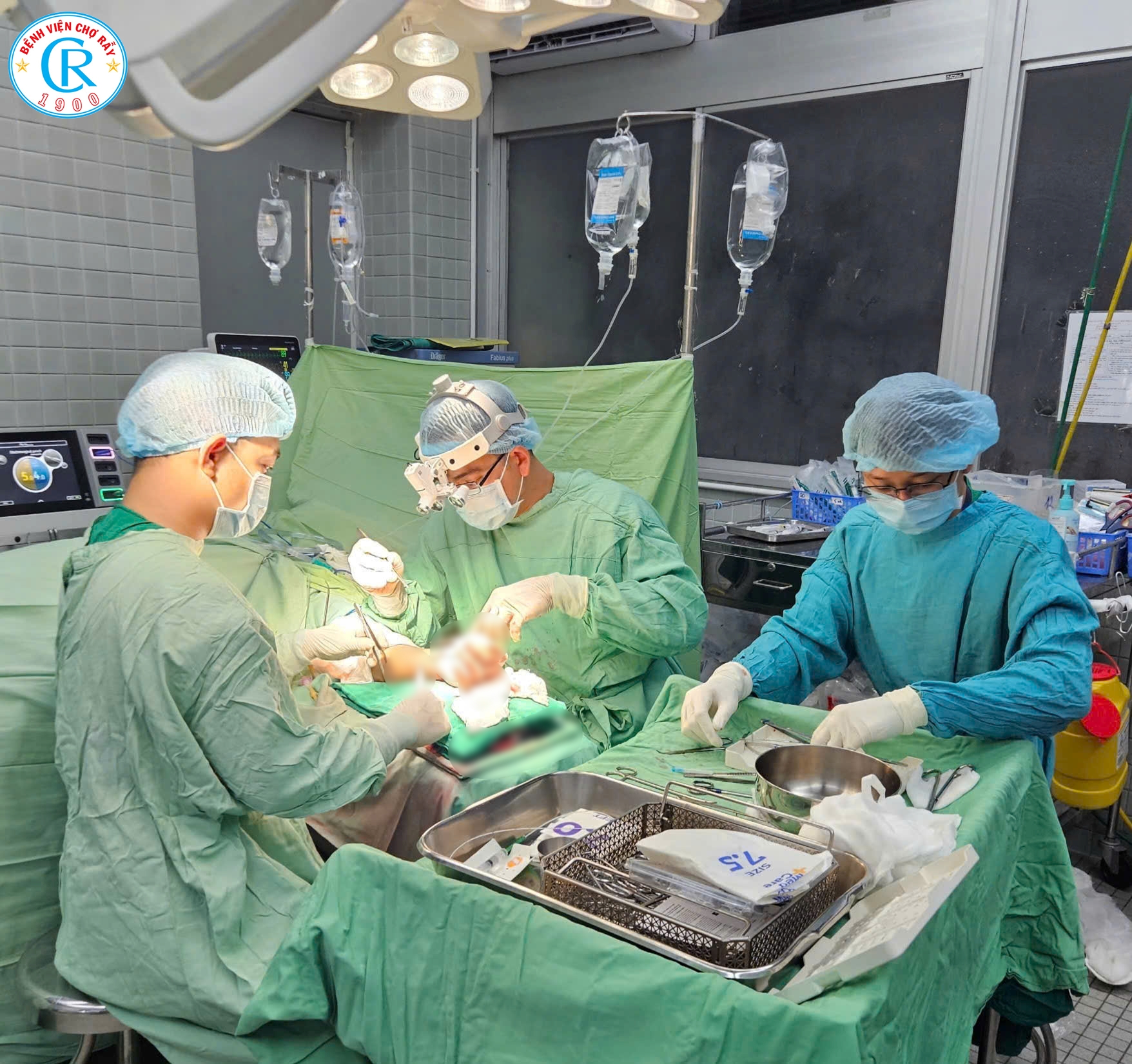 Bị chém đứt lìa hai bàn tay sau cuộc ẩu đả với hàng xóm, người đàn ông 40 tuổi nguy kịch được cấp cứu khẩn- Ảnh 1. Bị chém đứt lìa hai bàn tay sau cuộc ẩu đả với hàng xóm, người đàn ông 40 tuổi nguy kịch được cấp cứu khẩn- Ảnh 1.