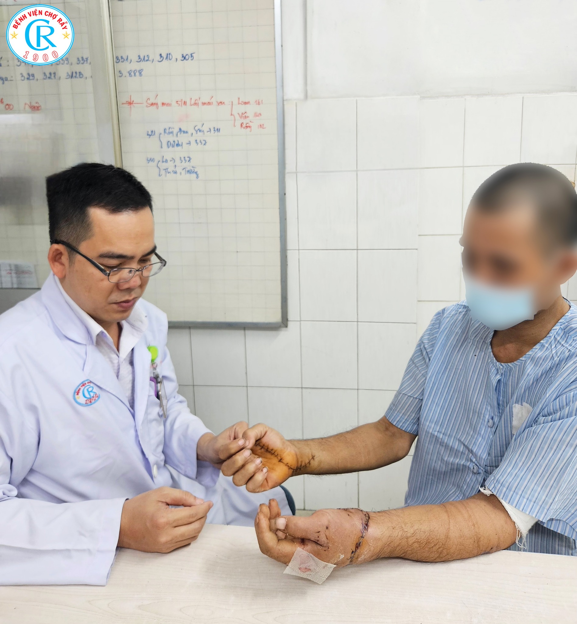 Bị chém đứt lìa hai bàn tay sau cuộc ẩu đả với hàng xóm, người đàn ông 40 tuổi nguy kịch được cấp cứu khẩn- Ảnh 2. Bị chém đứt lìa hai bàn tay sau cuộc ẩu đả với hàng xóm, người đàn ông 40 tuổi nguy kịch được cấp cứu khẩn- Ảnh 2.