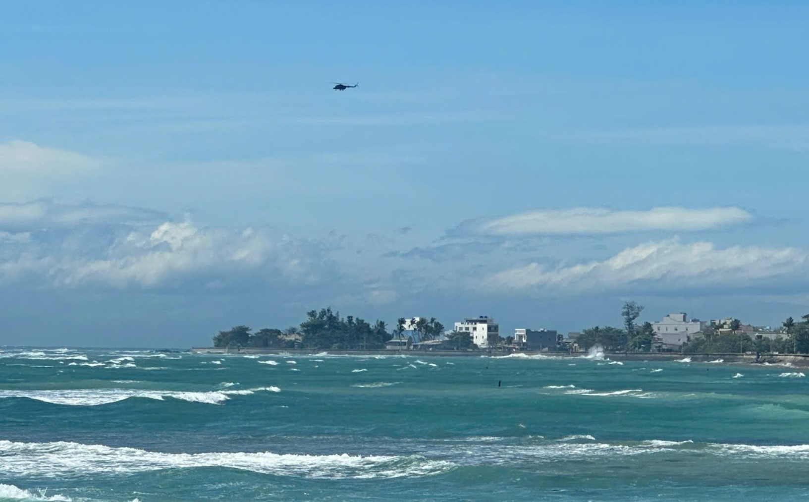 Trực thăng tham gia tìm kiếm 3 người mất tích ở Lý Sơn- Ảnh 2. Trực thăng tham gia tìm kiếm 3 người mất tích ở Lý Sơn- Ảnh 2.