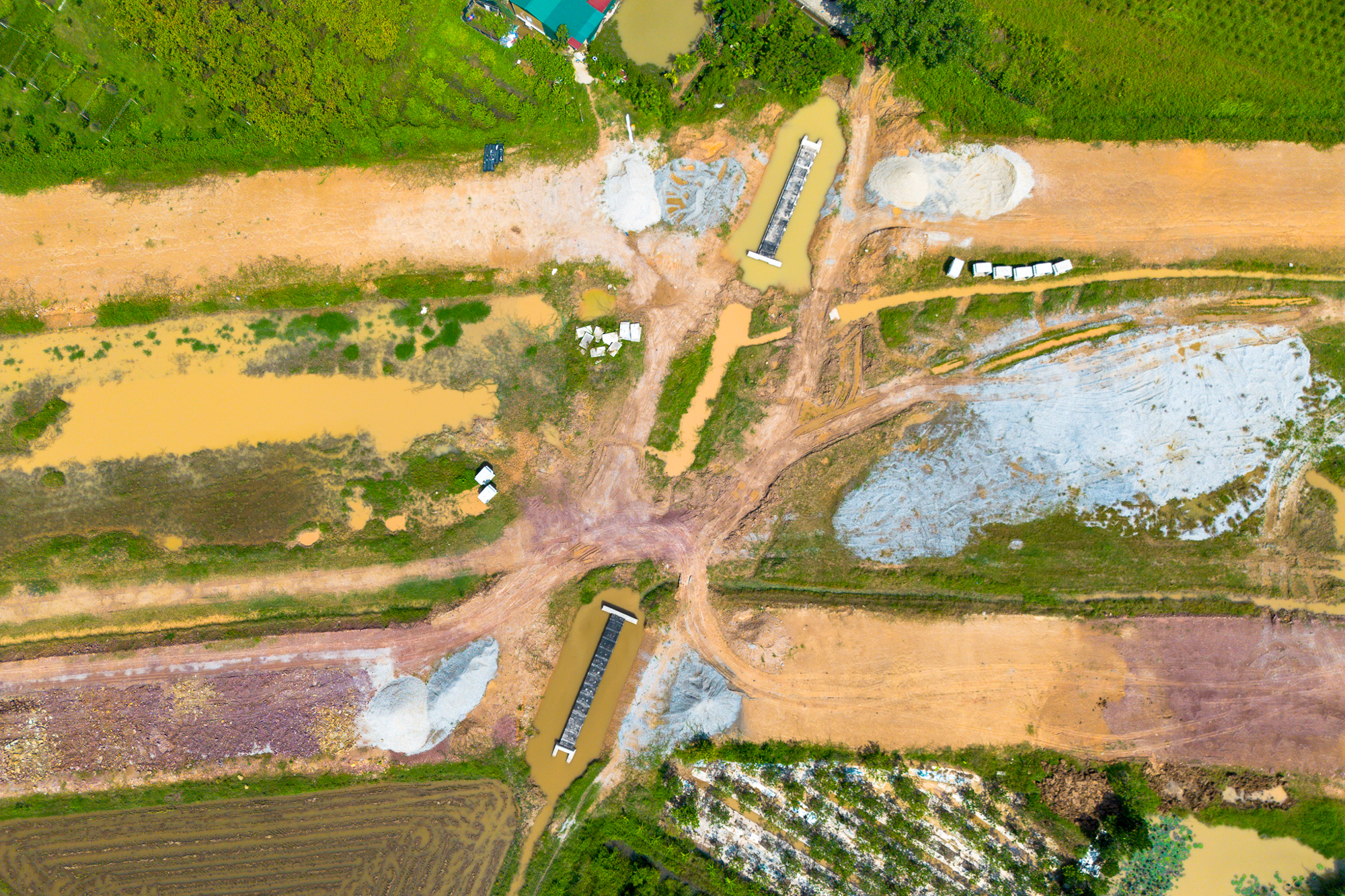 Toàn cảnh tuyến đường vành đai 85.000 tỷ ở Bắc Ninh: Nhiều đoạn đã trải nhựa, sẽ hoàn thành sau 2 tháng- Ảnh 8. Toàn cảnh tuyến đường vành đai 85.000 tỷ ở Bắc Ninh: Nhiều đoạn đã trải nhựa, sẽ hoàn thành sau 2 tháng- Ảnh 8.