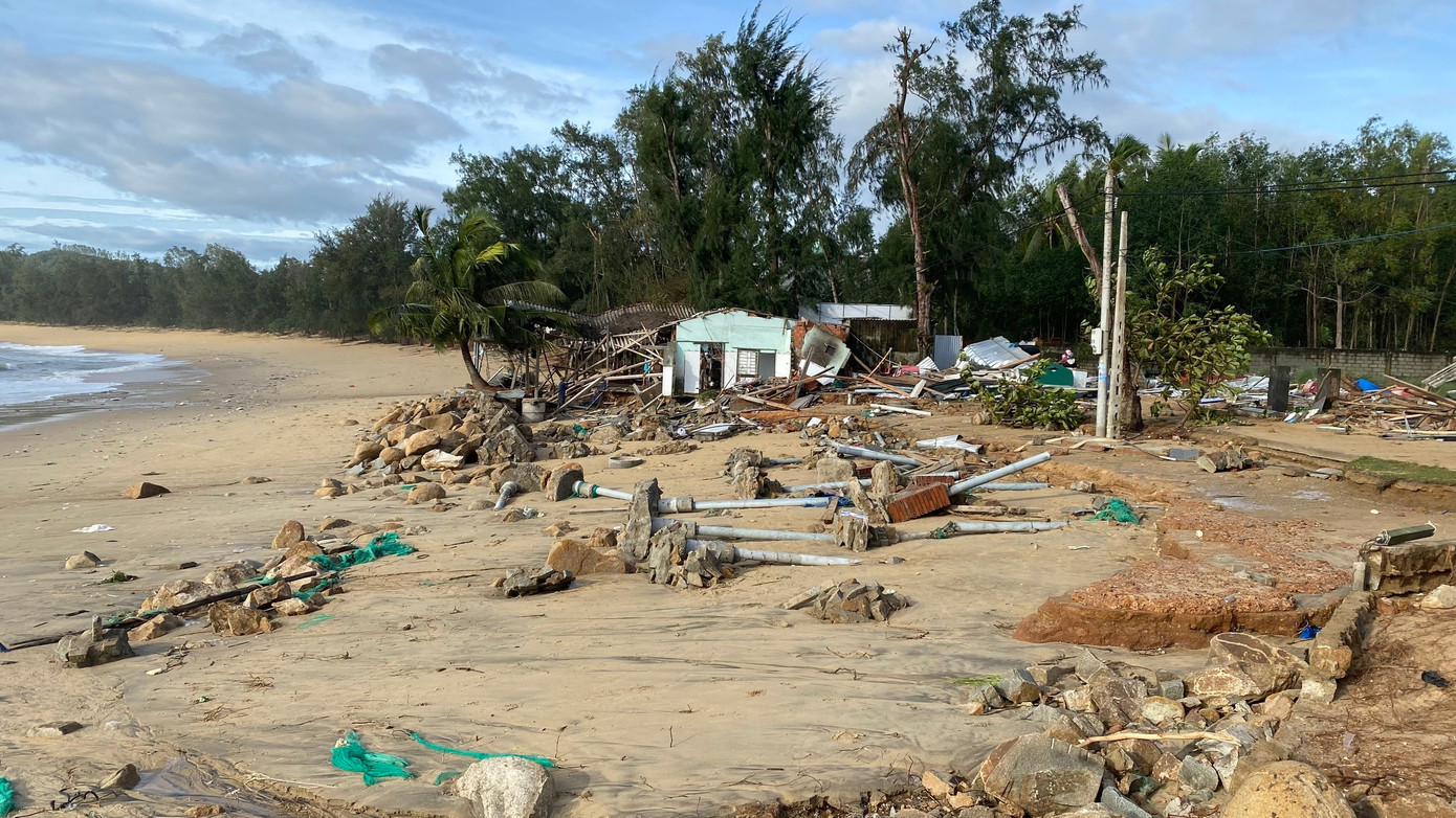 Bờ biển Quảng Ngãi tan hoang sau bão, người dân thất thần bên căn nhà chỉ còn vách tường nghiêng ngả- Ảnh 18.