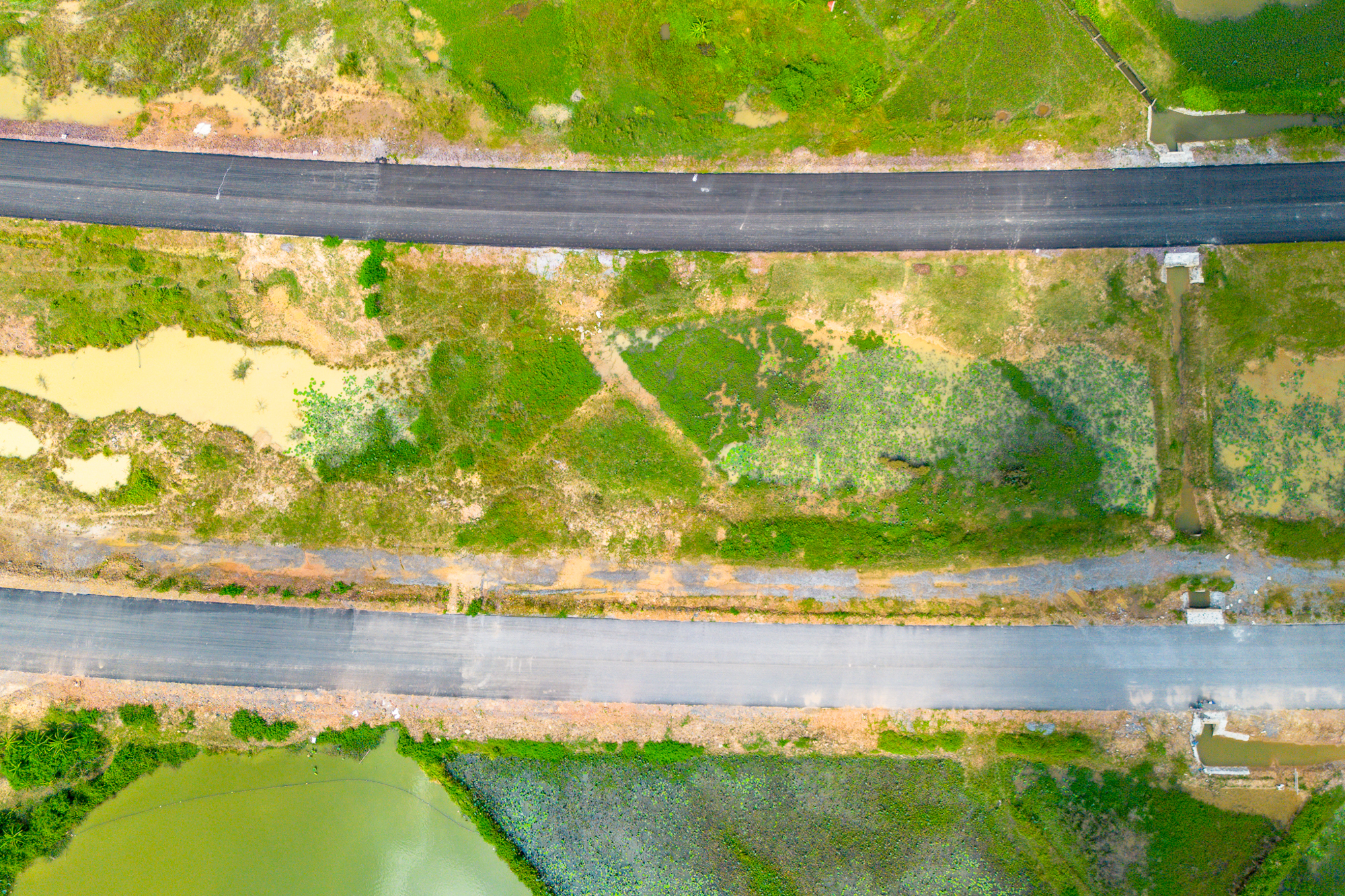 Toàn cảnh tuyến đường vành đai 85.000 tỷ ở Bắc Ninh: Nhiều đoạn đã trải nhựa, sẽ hoàn thành sau 2 tháng- Ảnh 9. Toàn cảnh tuyến đường vành đai 85.000 tỷ ở Bắc Ninh: Nhiều đoạn đã trải nhựa, sẽ hoàn thành sau 2 tháng- Ảnh 9.