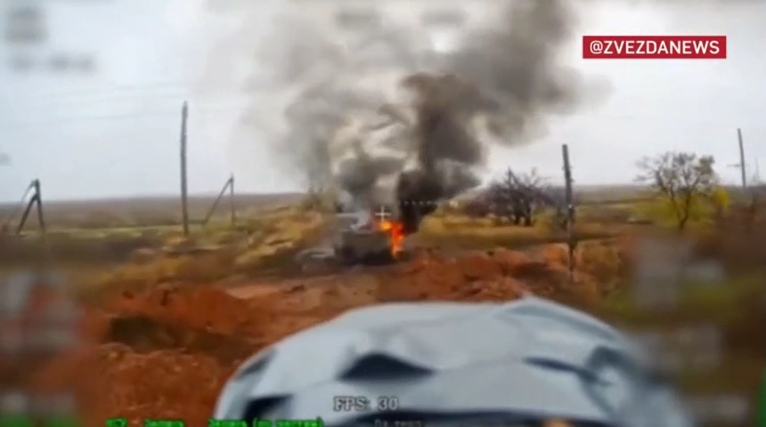 Khoảnh khắc drone FPV xóa sổ xe bọc thép Viking ở hướng Krasnoarmeysky- Ảnh 1.