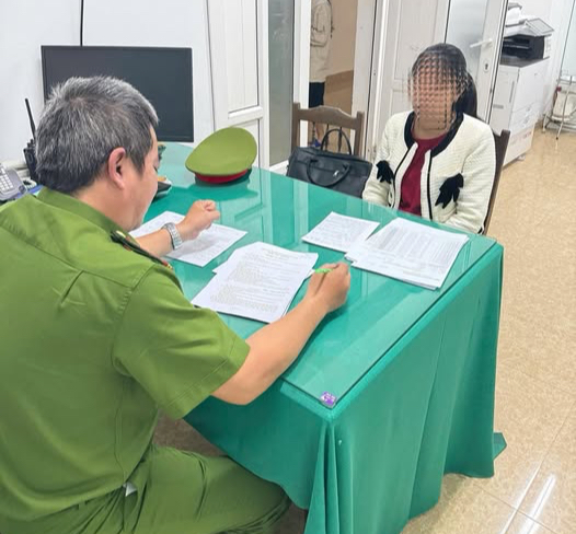 Một cú click, bay nửa tỉ đồng: cặp vợ chồng sập bẫy đường link mạo danh công an- Ảnh 1. Một cú click, bay nửa tỉ đồng: cặp vợ chồng sập bẫy đường link mạo danh công an- Ảnh 1.