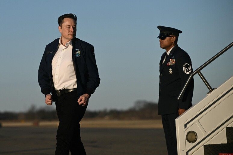 Phát 3.000 USD cho mỗi người dân Mỹ, mua toàn bộ xe hơi cả nước, tặng cả thế giới mỗi người 12 lon Coca: Elon Musk có thể làm gì với 1.000 tỷ USD tiền thưởng?- Ảnh 4.