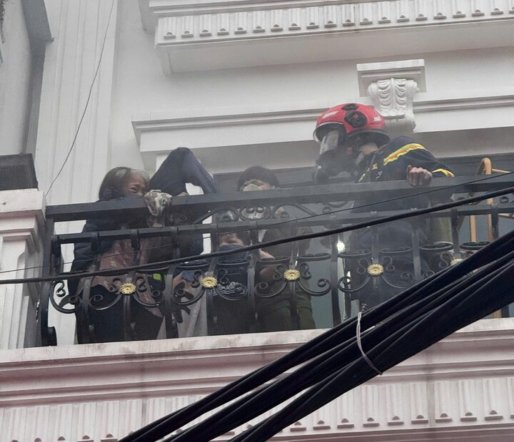 Giải cứu 3 nạn nhân mắc kẹt trong vụ cháy ngôi nhà 6 tầng ở Hải Phòng- Ảnh 1.