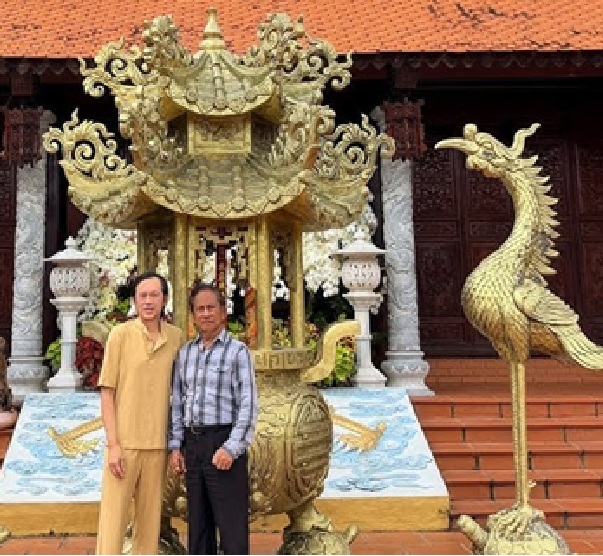 Chế Linh về Việt Nam, thăm nhà thờ Tổ của Hoài Linh và nói 1 điều- Ảnh 2.