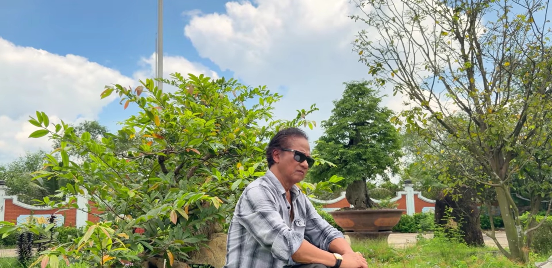 Chế Linh về Việt Nam, thăm nhà thờ Tổ của Hoài Linh và nói 1 điều- Ảnh 1.