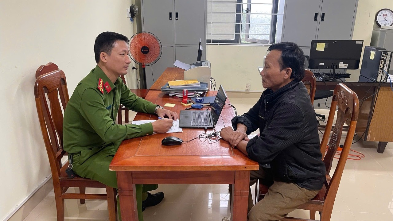 Đối tượng truy nã nguy hiểm Võ Hữu Chiến đã ra đầu thú- Ảnh 1.