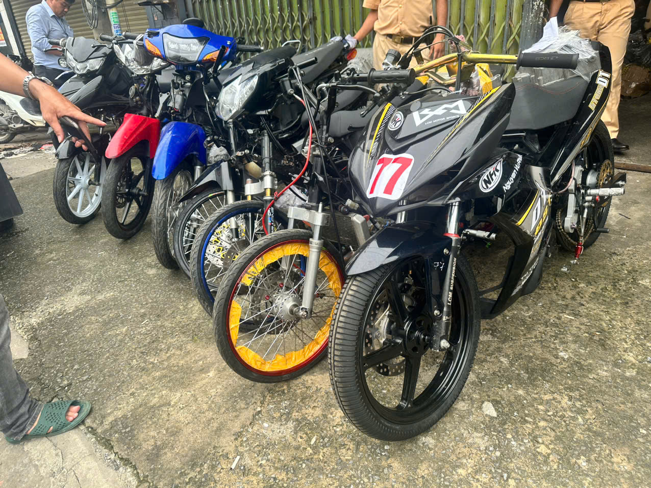 Công an TP HCM đột kích lò "độ chế" xe quy mô lớn- Ảnh 1. Công an TP HCM đột kích lò "độ chế" xe quy mô lớn- Ảnh 1.