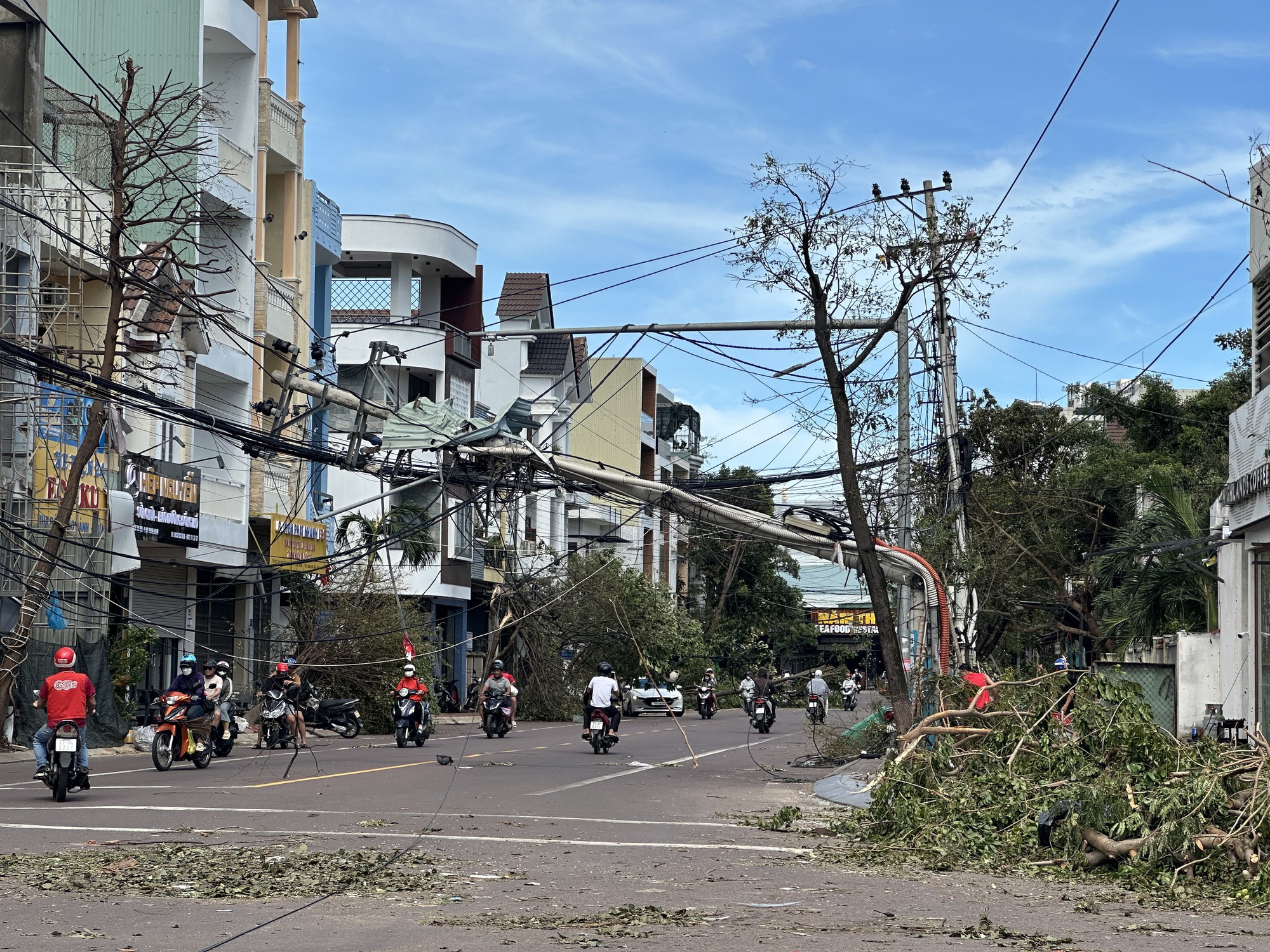 Cận cảnh Gia Lai tan hoang sau bão số 13- Ảnh 1. Cận cảnh Gia Lai tan hoang sau bão số 13- Ảnh 1.